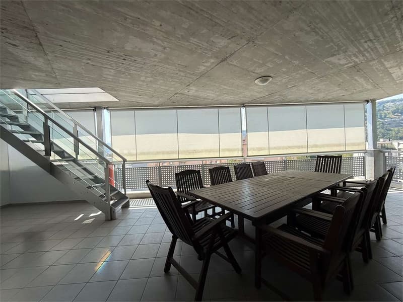 Attico moderno di 4,5 locali con vasto spazio esterno e rooftop a Luga (4)