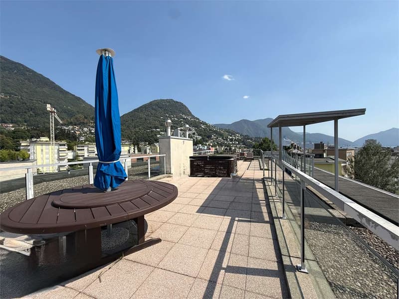 Attico moderno di 4,5 locali con vasto spazio esterno e rooftop a Luga (1)