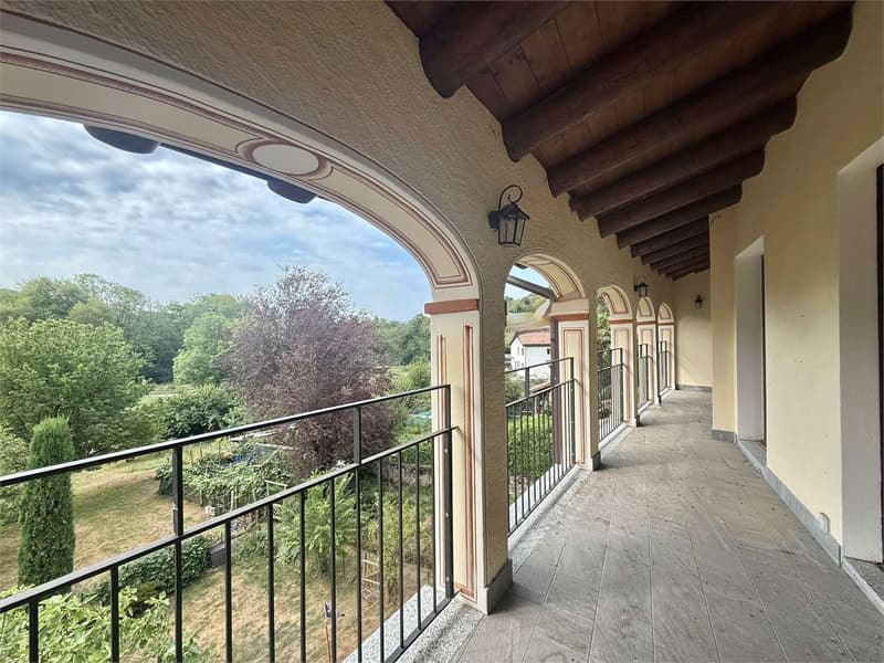 Appartamento attico di 5,5 locali con terrazzo e giardino privato ad O (1)