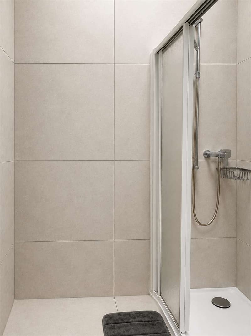 AMPIO SPAZIO COMMERCIALE CON VETRINA (10)