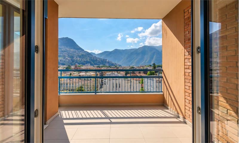 ELEGANTE RISTRUTTURATO CON VISTA LAGO, A DUE PASSI DAL CENTRO (4)