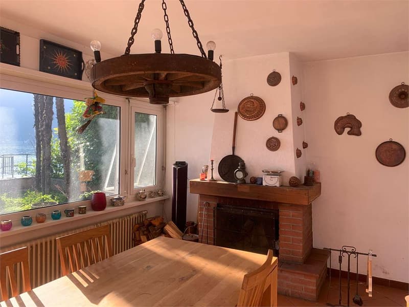 Esclusiva villa a Bissone pieds dans l'eau (7)