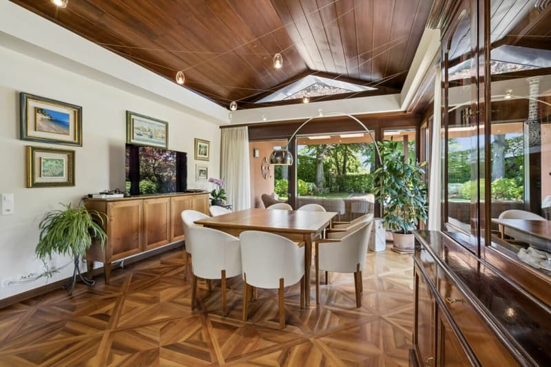 Elegante Villa di Prestigio Immersa nel Verde a Due Passi dalla TASIS (11)