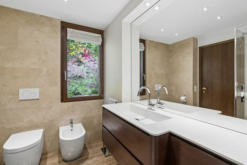 Elegante Villa di Prestigio Immersa nel Verde a Due Passi dalla TASIS (12)