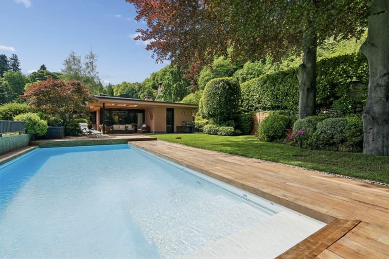 Elegante Villa di Prestigio Immersa nel Verde a Due Passi dalla TASIS (3)