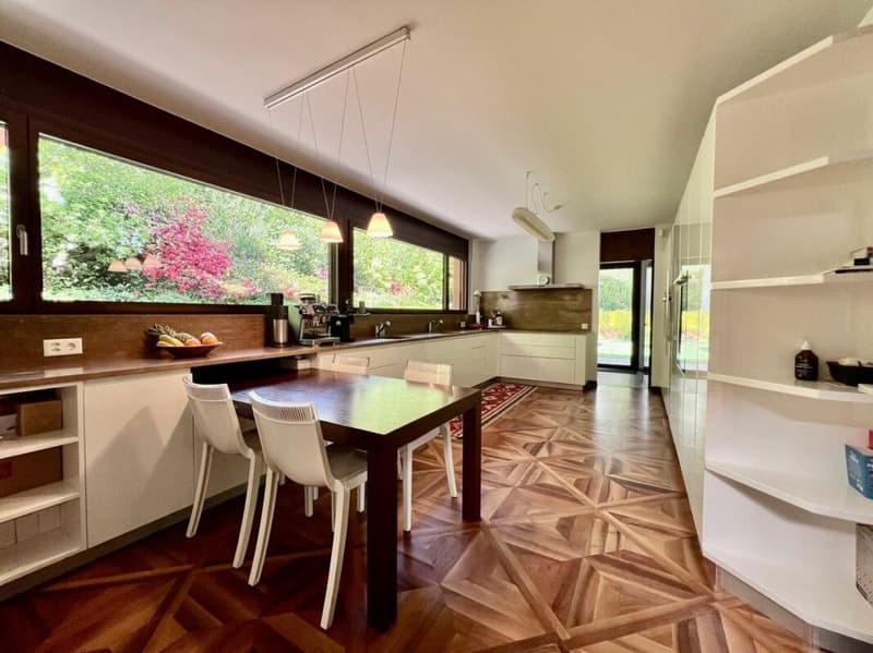 Elegante Villa di Prestigio Immersa nel Verde a Due Passi dalla TASIS (10)