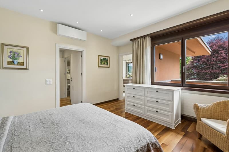 Elegante Villa di Prestigio Immersa nel Verde a Due Passi dalla TASIS (6)