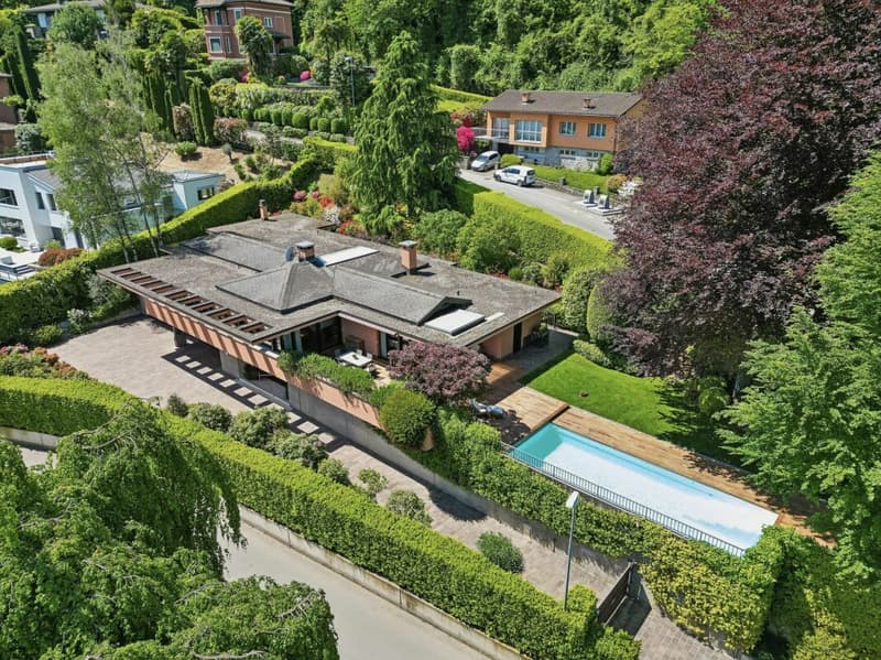 Elegante Villa di Prestigio Immersa nel Verde a Due Passi dalla TASIS (1)