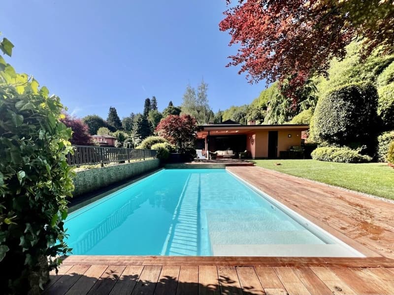 Elegante Villa di Prestigio Immersa nel Verde a Due Passi dalla TASIS (1)