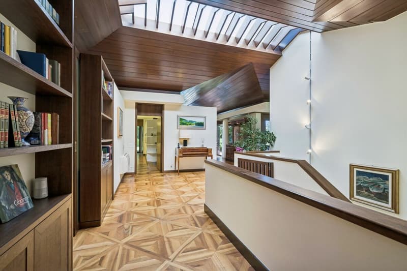 Elegante Villa di Prestigio Immersa nel Verde a Due Passi dalla TASIS (5)