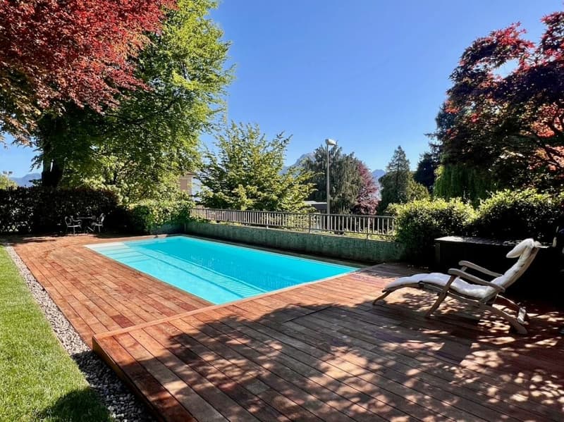 Elegante Villa di Prestigio Immersa nel Verde a Due Passi dalla TASIS (3)