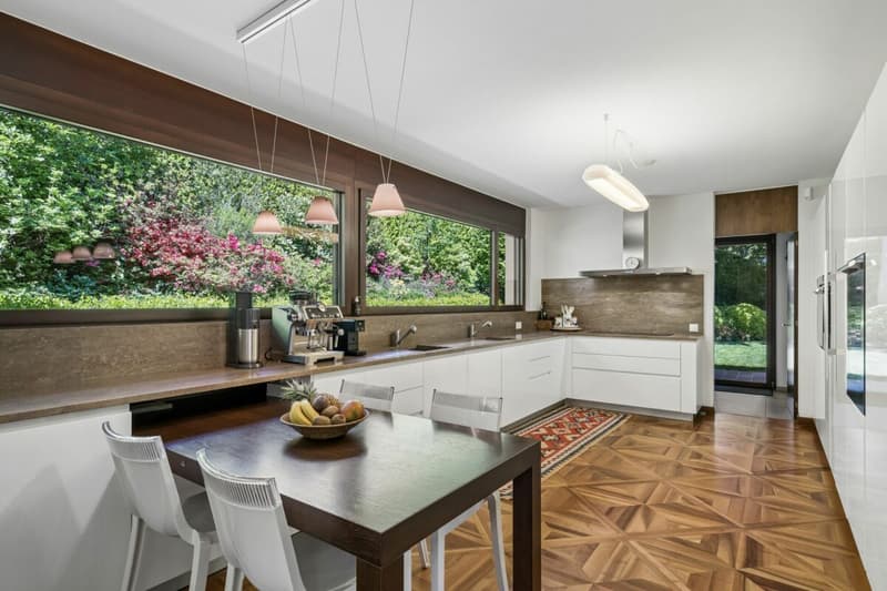 Elegante Villa di Prestigio Immersa nel Verde a Due Passi dalla TASIS (9)