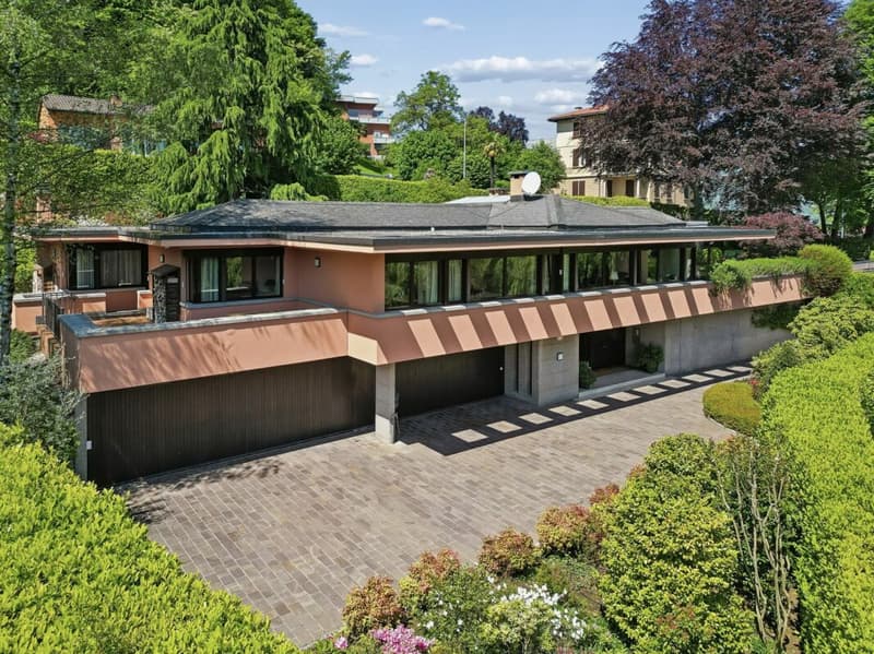 Elegante Villa di Prestigio Immersa nel Verde a Due Passi dalla TASIS (2)
