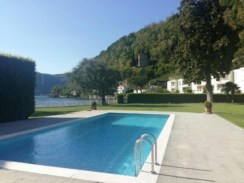Villa sul lago di Lugano con splendida vista aperta e giardino (1)