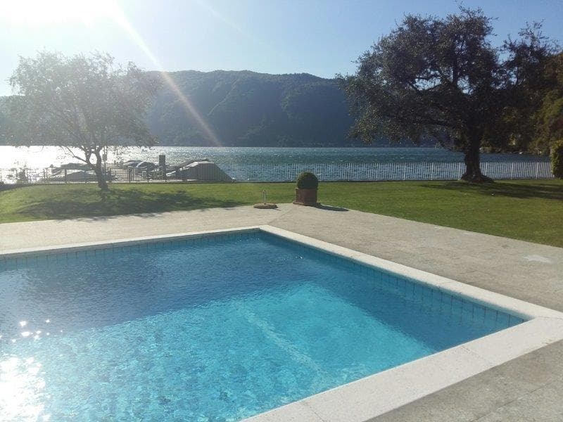 Villa sul lago di Lugano con splendida vista aperta e giardino (2)