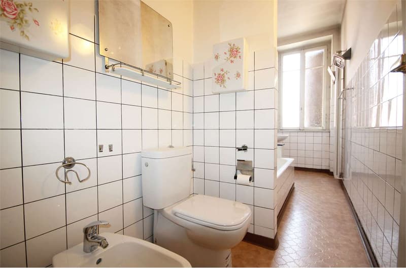 Chiasso: casa d'epoca con giardino e due parcheggi in centro (8)