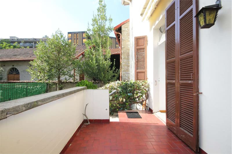 Chiasso: casa d'epoca con giardino e due parcheggi in centro (2)