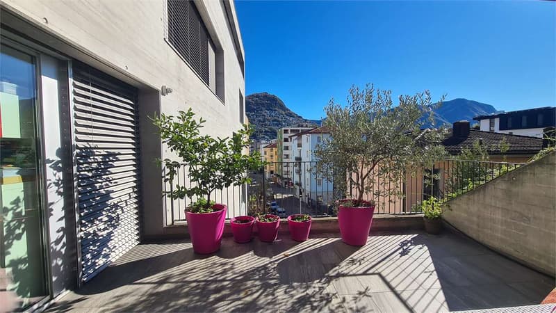 LUGANO: MODERNO 4.5 LOC. CON AMPIO TERRAZZO (2)