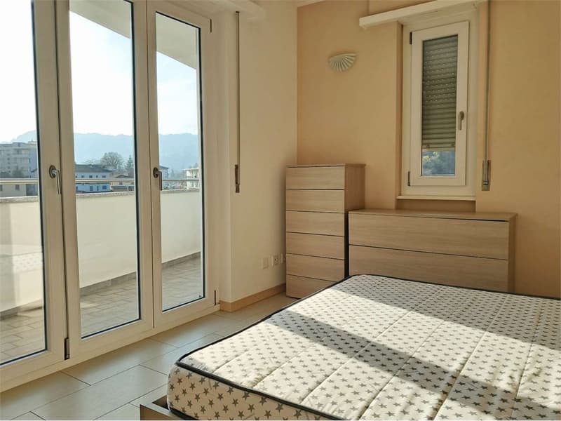 Paradiso: rinnovato attico con vista aperta (6)