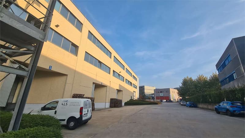 STABIO: MODERNI UFFICI VARIE METRATURE con posteggi (4)