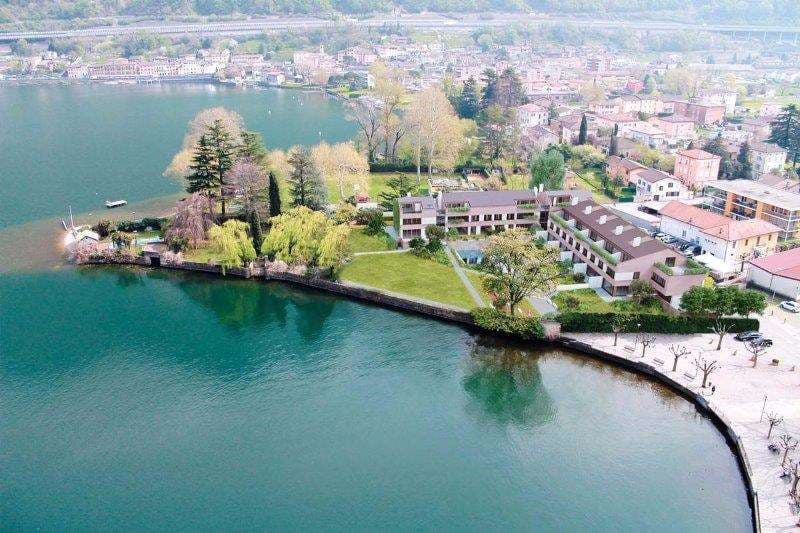 RIVA S. VITALE: SPLENDIDA VILLA A LAGO CON PISCINA (3)