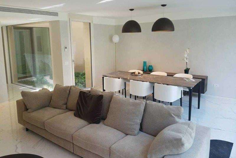 RIVA S. VITALE: ELEGANTE VILLA A LAGO CON PISCINA (5)