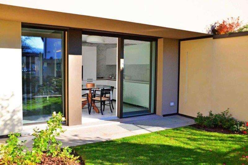 RIVA S. VITALE: ELEGANTE VILLA A LAGO CON PISCINA (4)