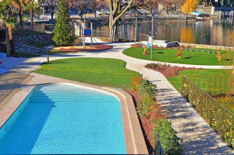RIVA S. VITALE: ELEGANTE VILLA A LAGO CON PISCINA (3)