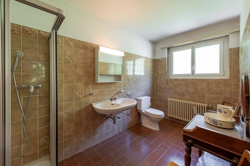 CASTEL S. PIETRO: VILLA  CON GRANDE POTENZIALE DA RINNOVARE (10)