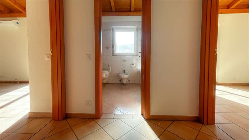 STABIO: CASA SINGOLA CON GIARDINO E AMPI SPAZI (8)