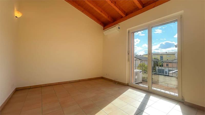 STABIO: CASA SINGOLA CON GIARDINO E AMPI SPAZI (9)