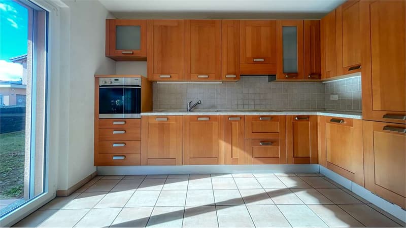STABIO: CASA SINGOLA CON GIARDINO E AMPI SPAZI (5)