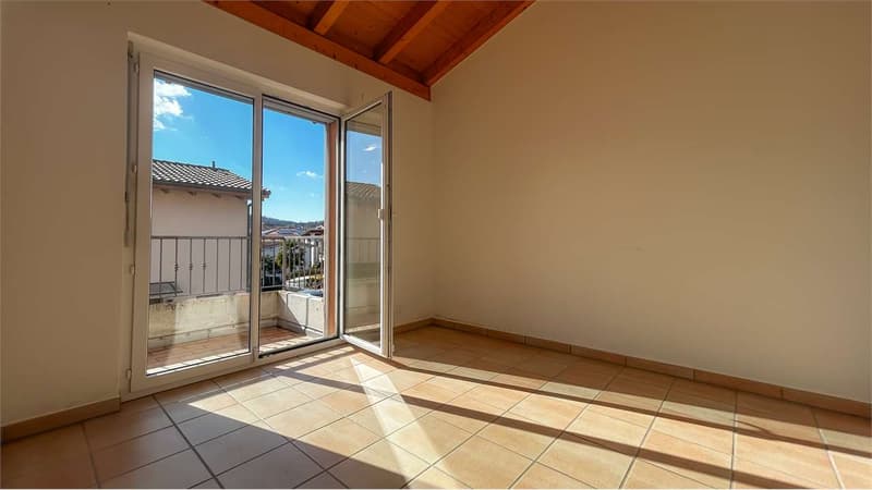 STABIO: CASA SINGOLA CON GIARDINO E AMPI SPAZI (7)
