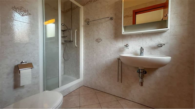 STABIO: CASA SINGOLA CON GIARDINO E AMPI SPAZI (6)