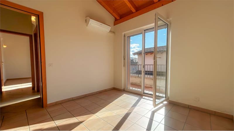 STABIO: CASA SINGOLA CON GIARDINO E AMPI SPAZI (10)