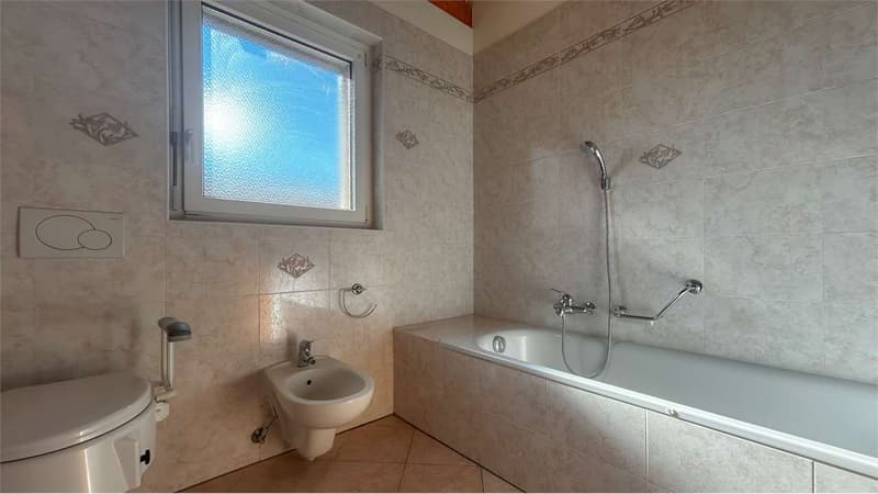 STABIO: CASA SINGOLA CON GIARDINO E AMPI SPAZI (12)