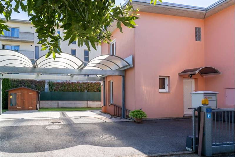 Vacallo: casa contigua con giardino privato (4)