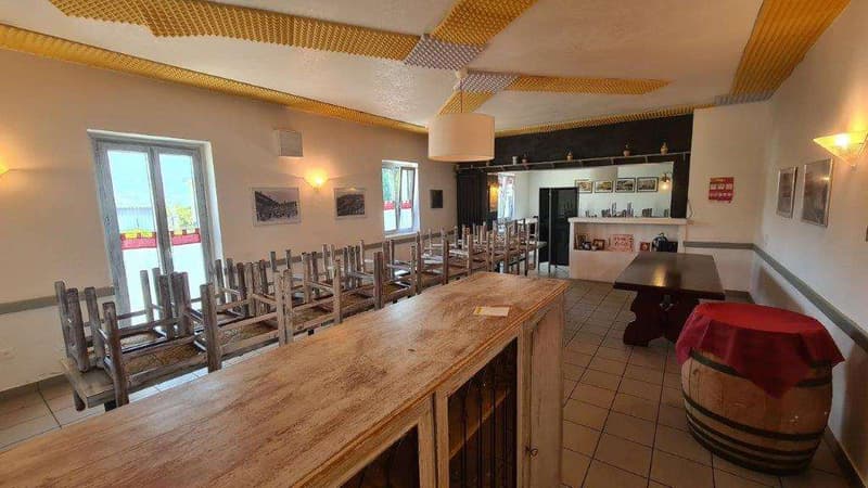 NOVAZZANO: ampio edificio con ex Ristorante, app 4.5 loc. e 30 postegg (6)
