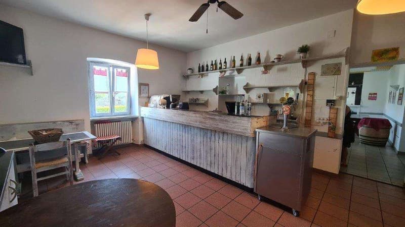 NOVAZZANO: ampio edificio con ex Ristorante, app 4.5 loc. e 30 postegg (5)