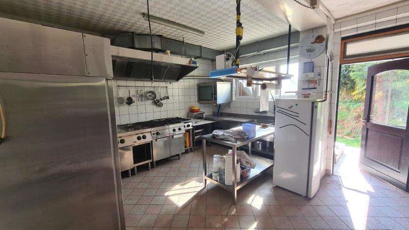 NOVAZZANO: ampio edificio con ex Ristorante, app 4.5 loc. e 30 postegg (9)