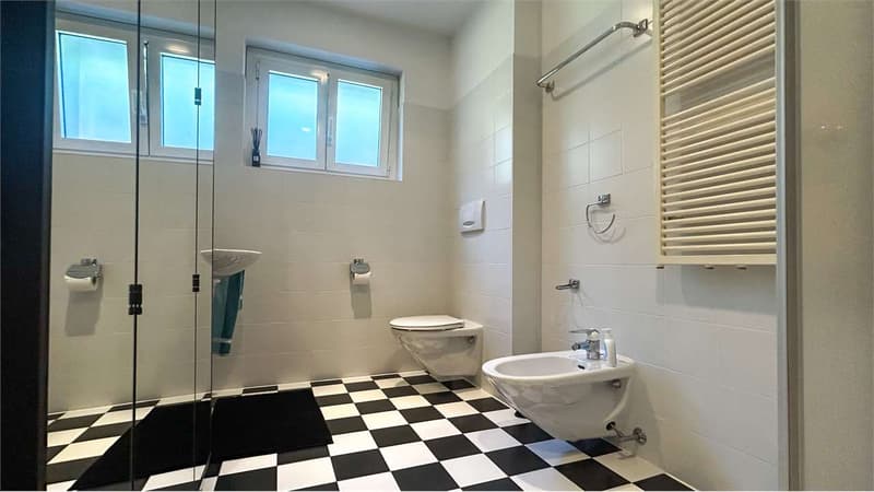 ESCLUSIVA VILLA CON GIARDINO E VISTA APERTA (12)