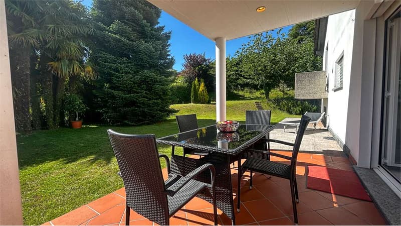 ESCLUSIVA VILLA CON GIARDINO E VISTA APERTA (1)