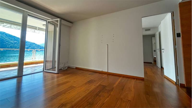 ESCLUSIVA VILLA SECONDARIA  CON ACCESSO DIRETTO AL LAGO (10)