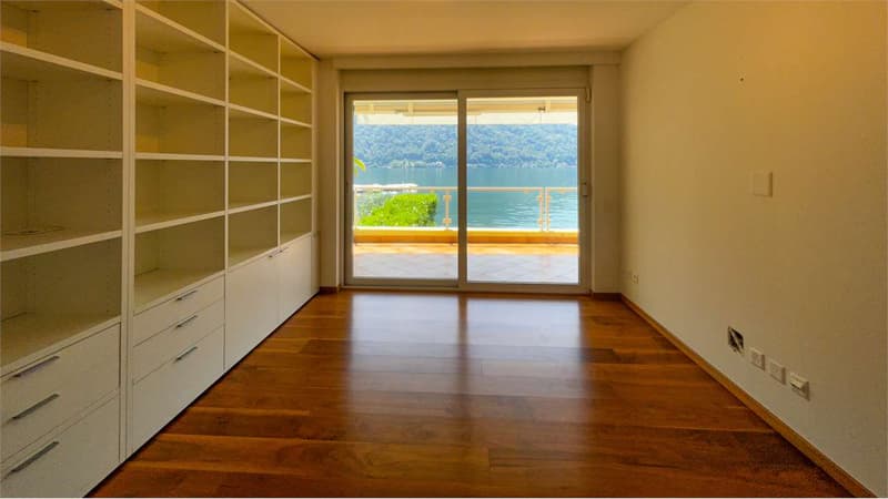 ESCLUSIVA VILLA SECONDARIA  CON ACCESSO DIRETTO AL LAGO (9)