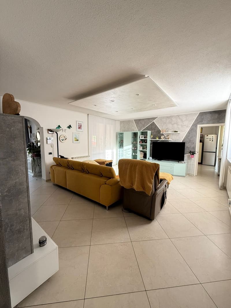 PONTE TRESA (ITA)  : ELEGANTE VILLA CON GIARDINO (10)