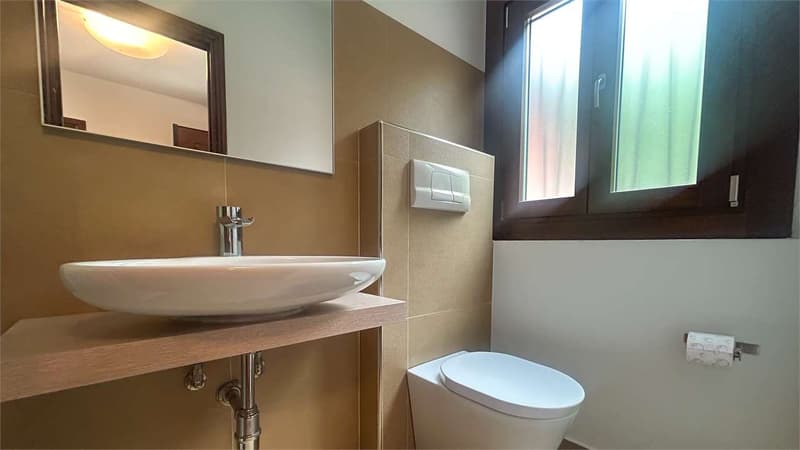 MELANO: CASA PLURIFAMILIARE CON VISTA LAGO (8)