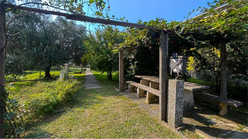 Villa storica indipendente con ampio giardino e terreno edificabile (2)
