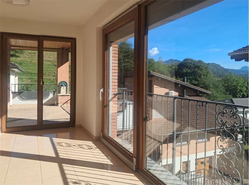 Bioggio: spazioso attico di 4,5 locali con vista lago in casa bifamili (2)