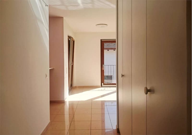 Bioggio: spazioso attico di 4,5 locali con vista lago in casa bifamili (13)