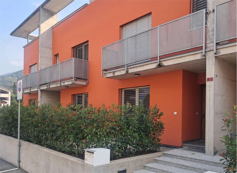 Melano: piacevole maisonette di 3,5 locali con terrazze e parcheggi (1)